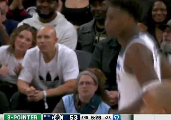 乐鱼leyu品牌-爱德华兹干拔三分投进已经6中5拿到17分，森林狼仅差快船3分